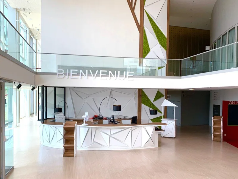 Mur végétal en mousse dans un hall d’accueil