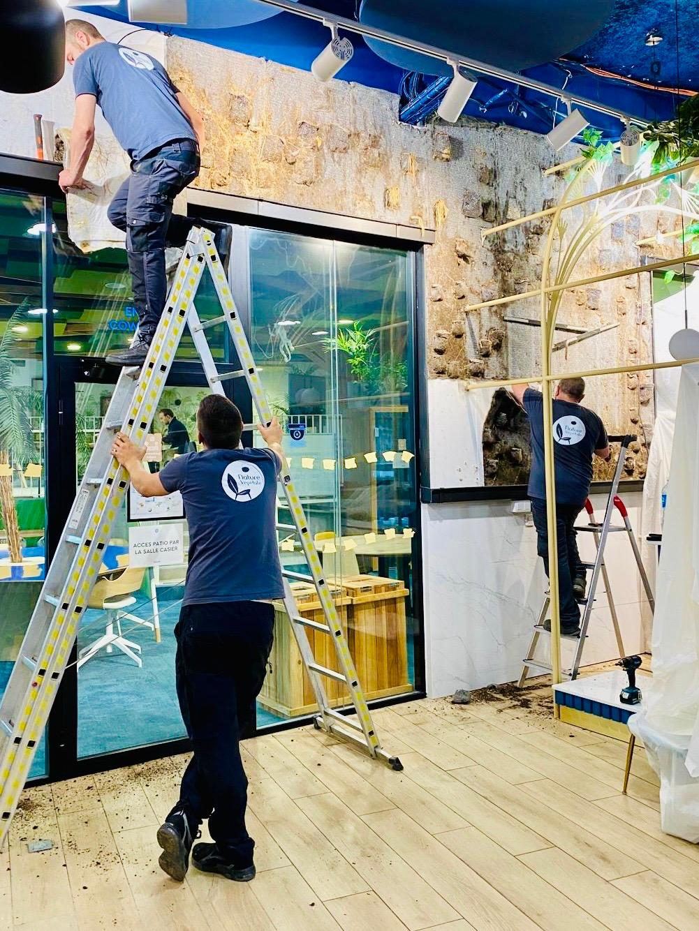 Équipe Nature Végétale installant un aménagement végétal dans un restaurant