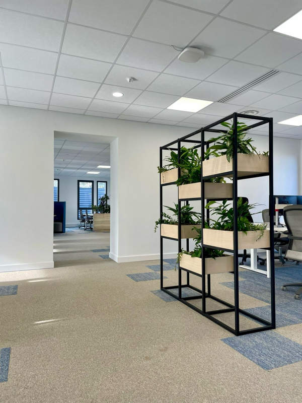 Parois végétales en bois et métal : un aménagement sur-mesure pour des bureaux plus vivants