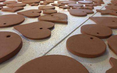 Fabrication de boules en terre cuite pour décorer nos Sapins de Noël au naturel !