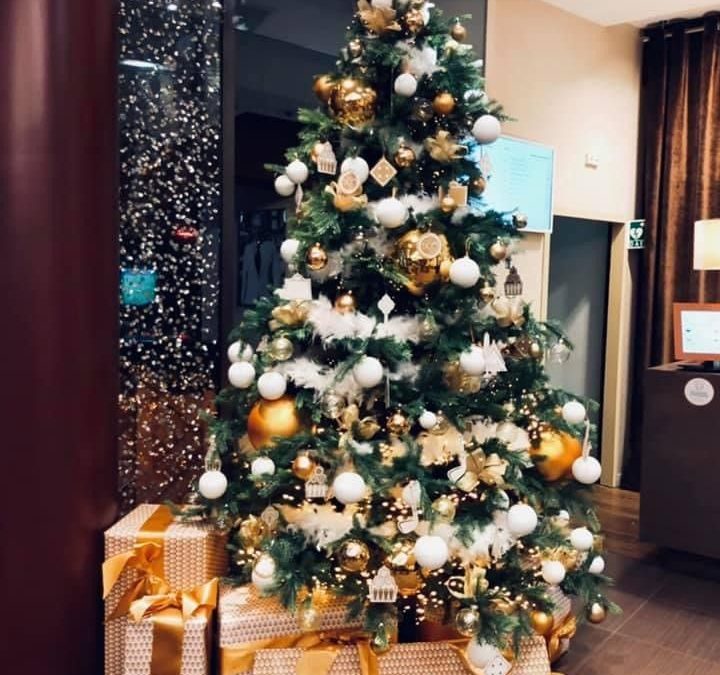 Première installation du sapin de noël décoré pour Casino Barrière à Lille