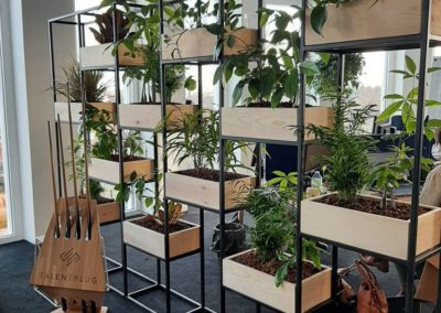 Etagère en métal avec jadinière en bois pour séparer les espaces d'une salle de pause