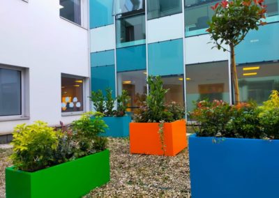 Location de plantes avec pots colorés pour une crèche sur la métropole Lilloise avec service d'entretien