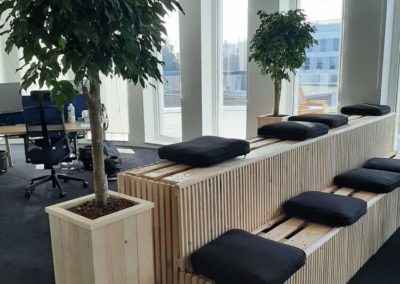 Banquette en bois végétal pour vos espaces détentes au sein de votre établissement professionnel