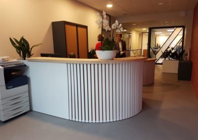 Fabrication sur-mesure de banque d'accueil en bois naturel