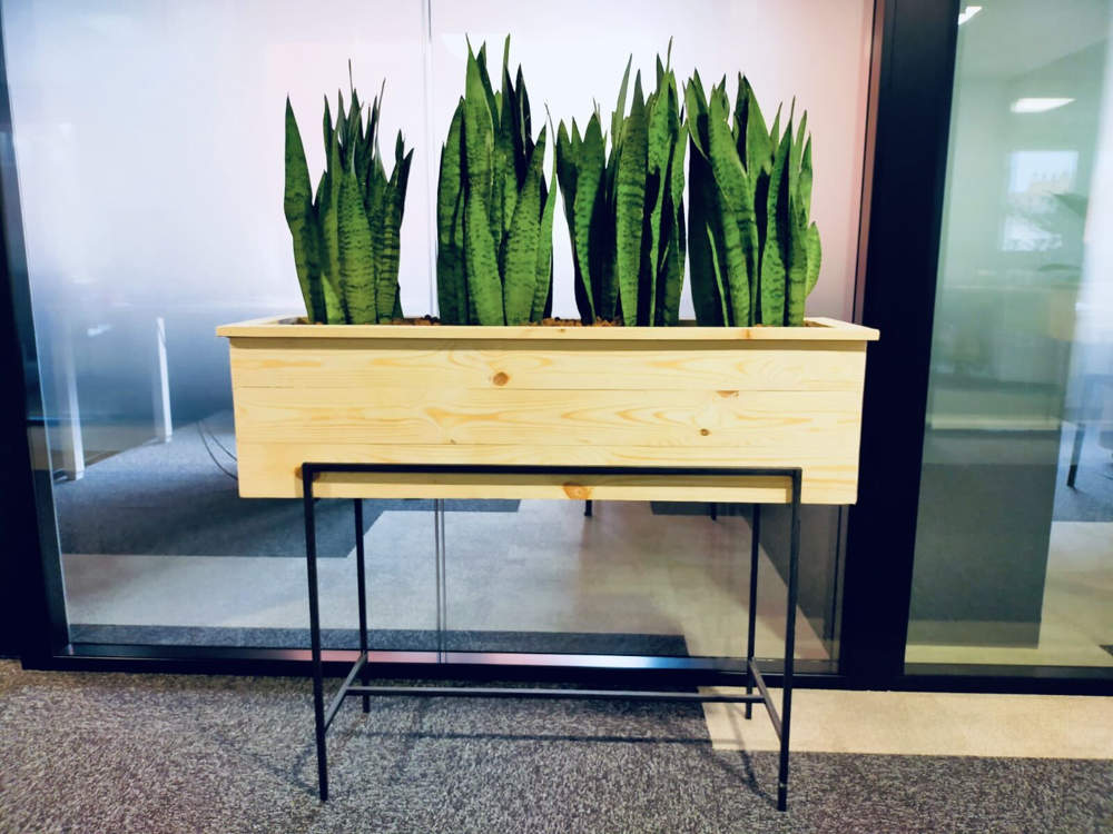 Fabrication sur-mesure de jardinières en bois avec pied en métal
